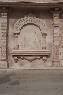 कामदेव भगवान शिव की ध्यानस्थ अवस्था को भंग करने का प्रयास करते हैं