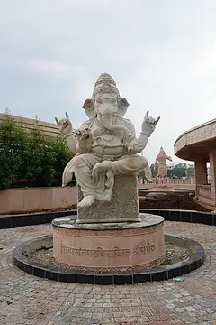 बैठे हुए मुद्रा में गणेश