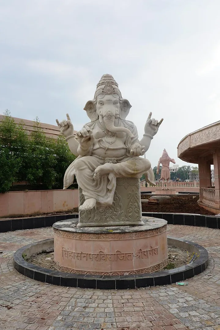 बैठे हुए मुद्रा में गणेश