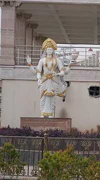 खड़ी हुई देवी लक्ष्मी