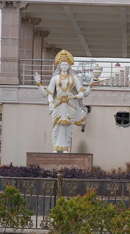 खड़ी हुई देवी लक्ष्मी